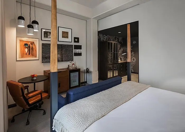 Crossroads Hotel